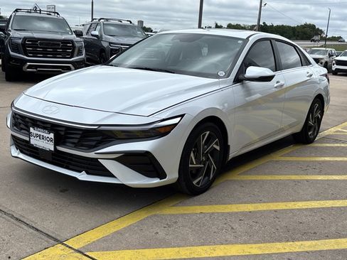 Used 2025 Hyundai Elantra Limited FWD image 9