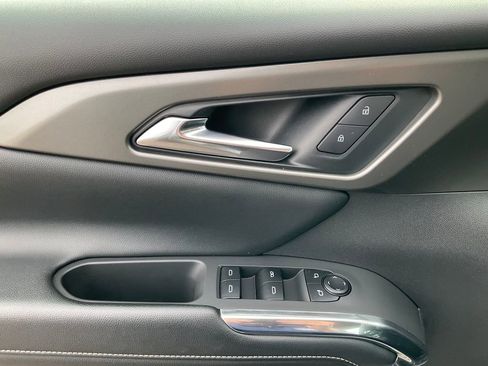 Used 2025 Chevrolet Traverse LT image 18