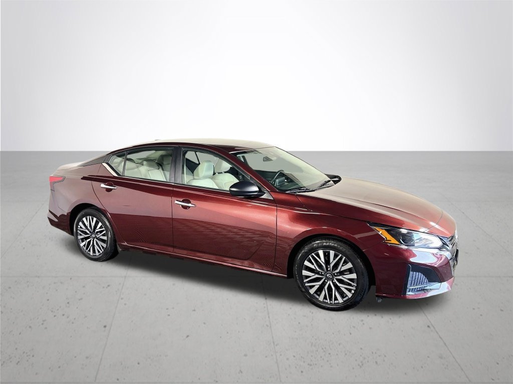 Used 2025 Nissan Altima 2.5 SV FWD image 4
