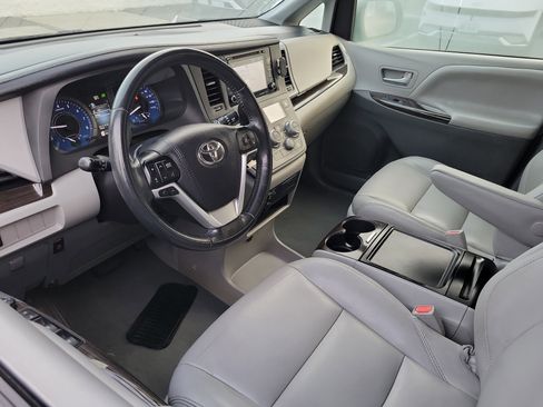 Used 2020 Toyota Sienna XLE image 5