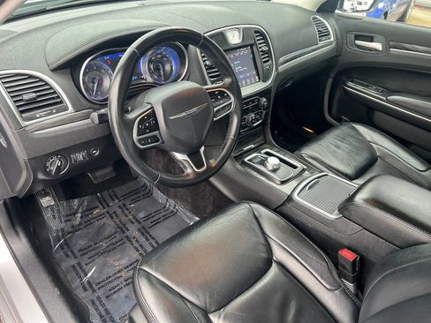 Used 2017 Chrysler 300 Limited image 17