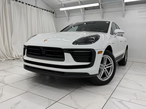 Certified 2025 Porsche Macan image 8