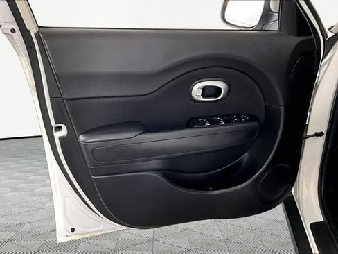Used 2018 Kia Soul + FWD image 18