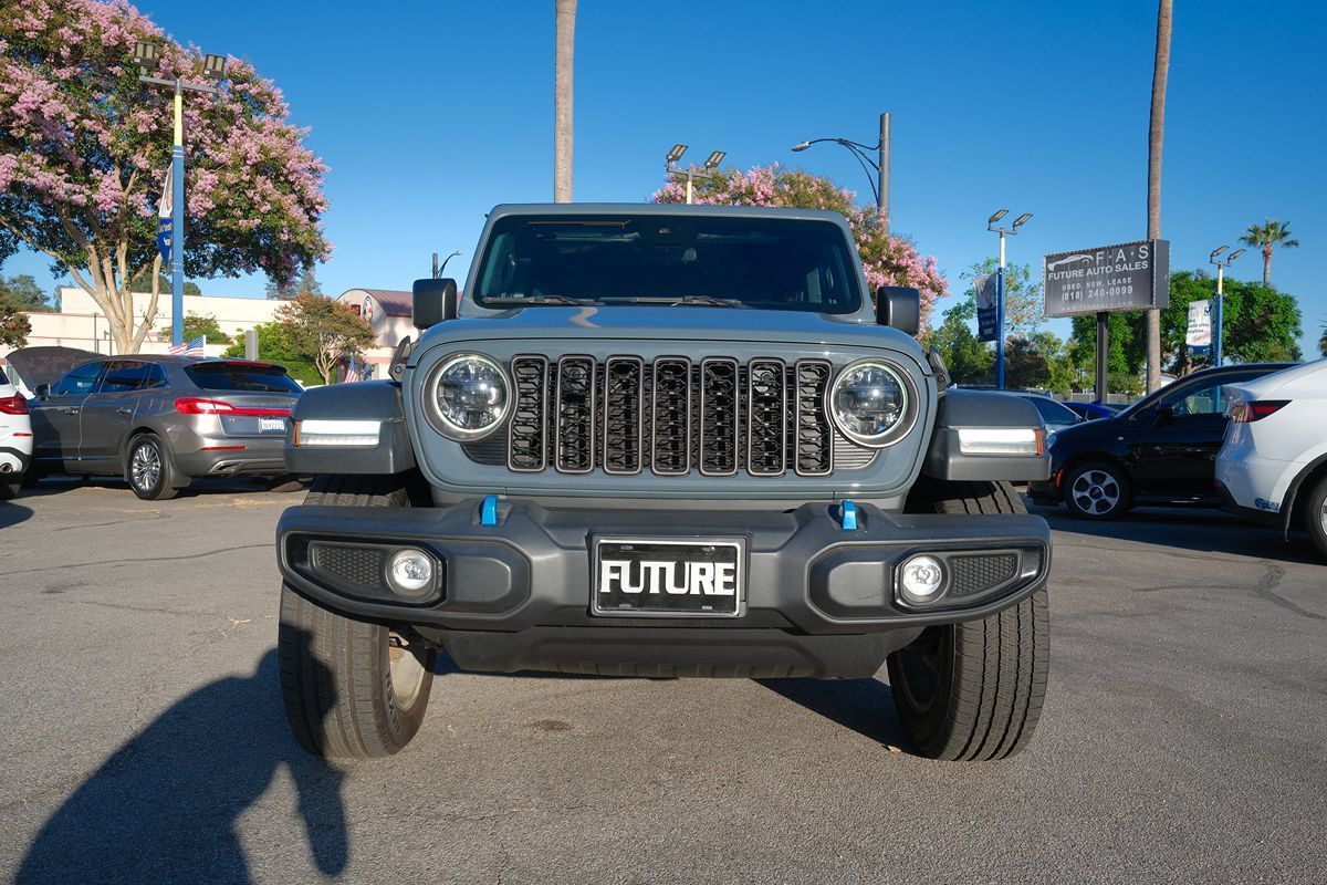 Used 2024 Jeep Wrangler Unlimited w/ Technology Group AWD/4WD image 2