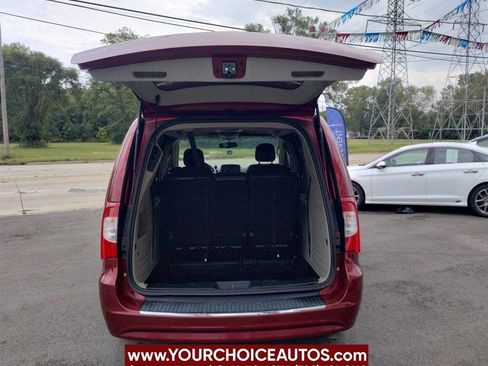 Used 2015 Chrysler Town & Country Touring image 9
