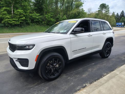 Certified 2024 Jeep Grand Cherokee Altitude AWD/4WD image 4