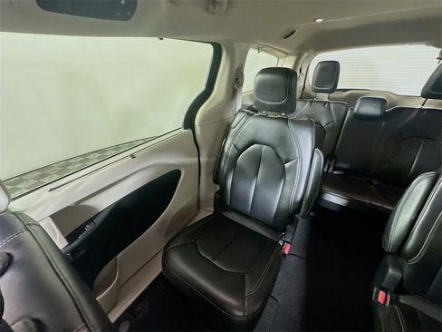 Used 2023 Chrysler Pacifica Touring-L image 12
