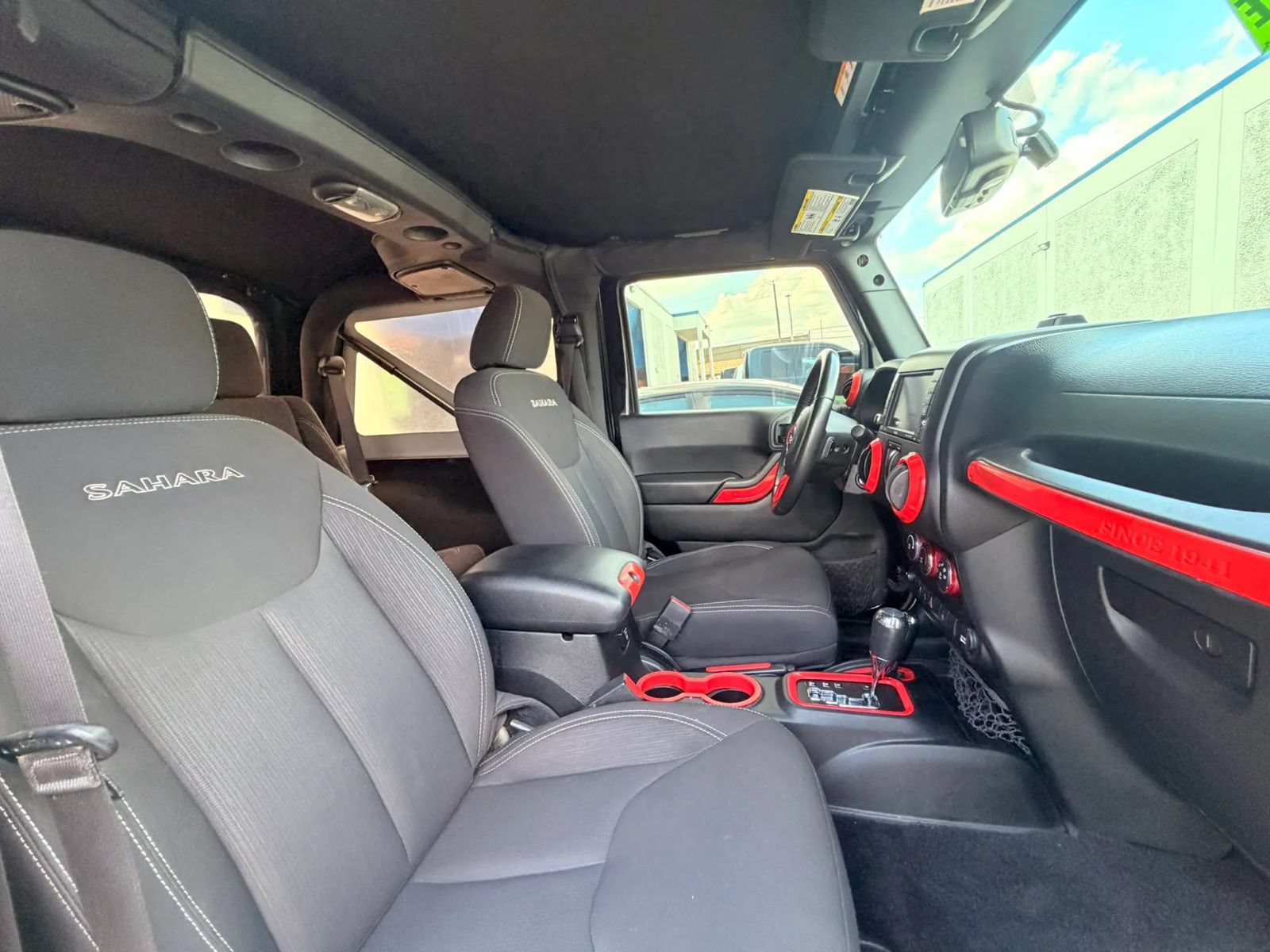 Used 2017 Jeep Wrangler Sahara w/ Connectivity Group AWD/4WD image 15