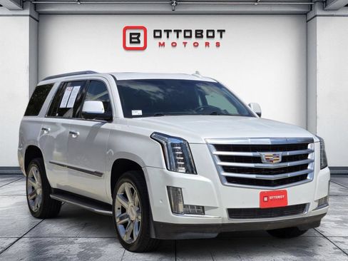 Used 2017 Cadillac Escalade Luxury RWD image 2
