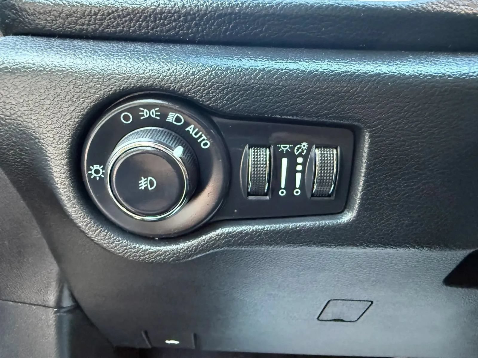 Used 2024 Chrysler Pacifica Touring FWD image 26