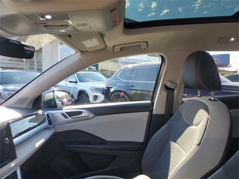 Certified 2025 Volkswagen Taos SE w/ Panoramic Sunroof Package image 17