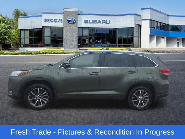 Used 2017 Toyota Highlander XLE AWD/4WD image 2