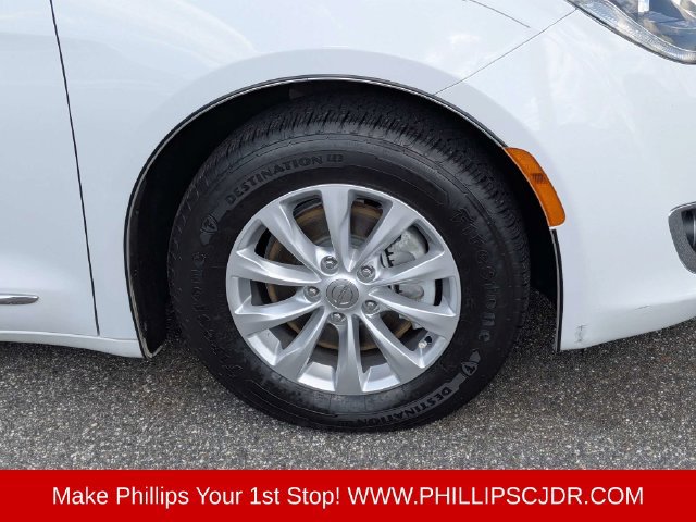 Used 2017 Chrysler Pacifica Touring-L FWD image 10