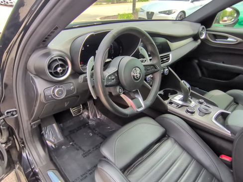 Used 2024 Alfa Romeo Giulia Veloce AWD/4WD image 11