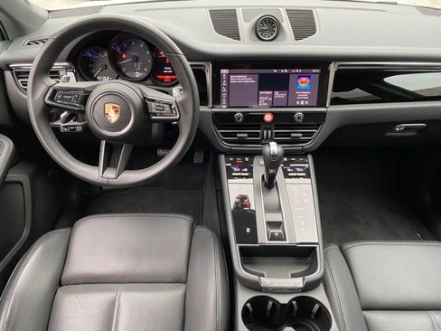 Certified 2024 Porsche Macan image 4