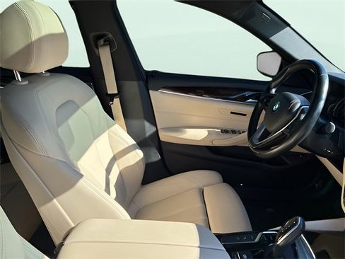 Used 2019 BMW 530e w/ Premium Package image 11