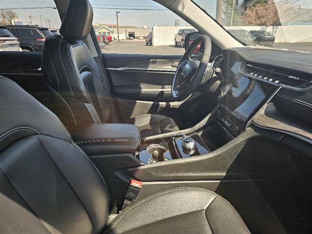 Used 2023 Jeep Grand Cherokee Limited w/ Black Appearance Package AWD/4WD image 7