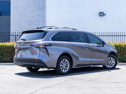 Used 2023 Toyota Sienna XLE FWD image 16