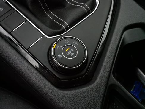 Certified 2024 Volkswagen Taos SE image 28