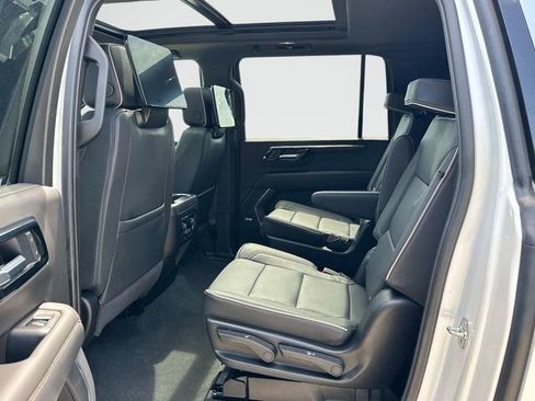 Used 2025 Chevrolet Suburban Premier AWD/4WD image 17
