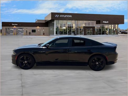 Used 2017 Dodge Charger SE w/ Popular Equipment Group RWD image 2