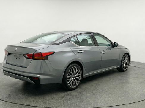 Used 2025 Nissan Altima 2.5 SV image 9