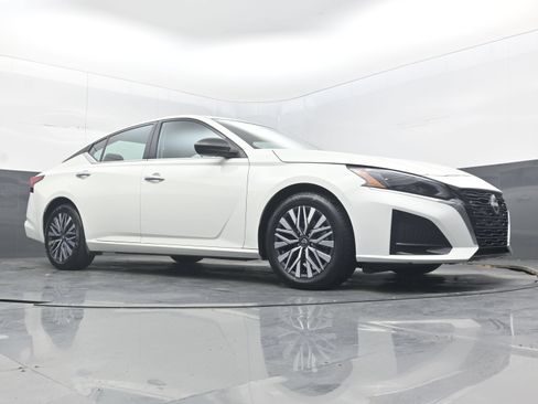 Used 2025 Nissan Altima 2.5 SV FWD image 24