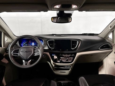 Used 2023 Chrysler Pacifica Touring-L FWD image 12