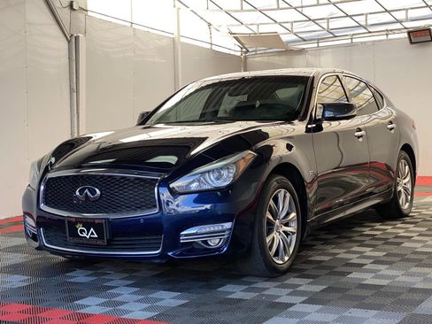 Used 2018 INFINITI Q70 Luxe w/ Cargo Package image 3