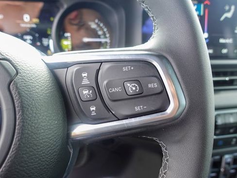 Used 2025 Jeep Wrangler Unlimited Sahara AWD/4WD image 15