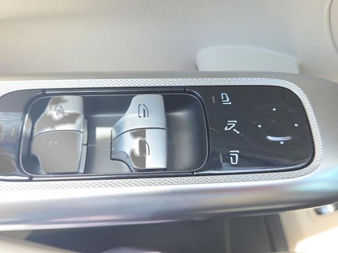 Used 2025 Mercedes-Benz GLC 300 image 33
