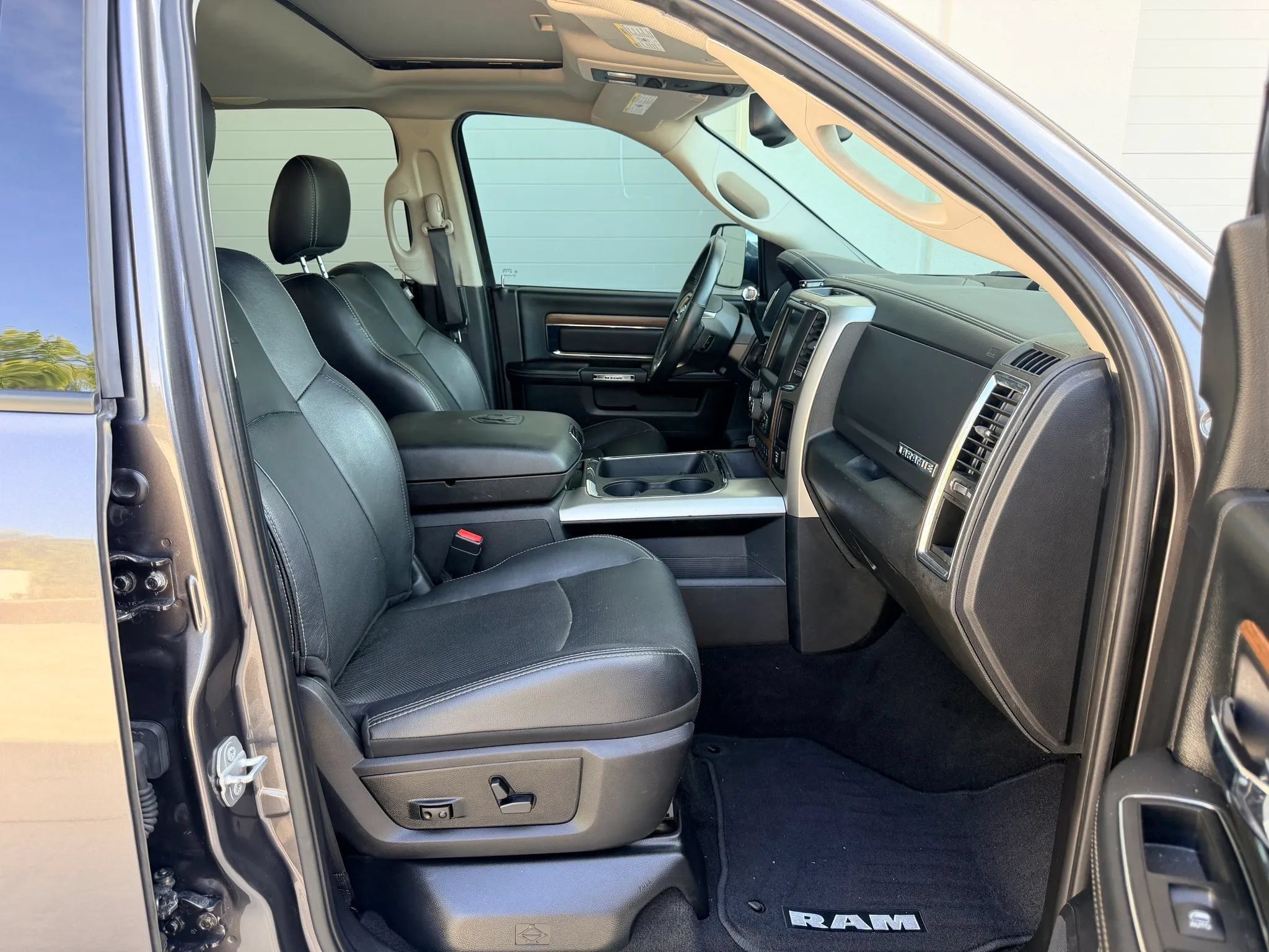 Used 2016 RAM 2500 Laramie w/ Convenience Group AWD/4WD image 14