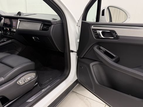 Certified 2026 Porsche Macan AWD/4WD image 23