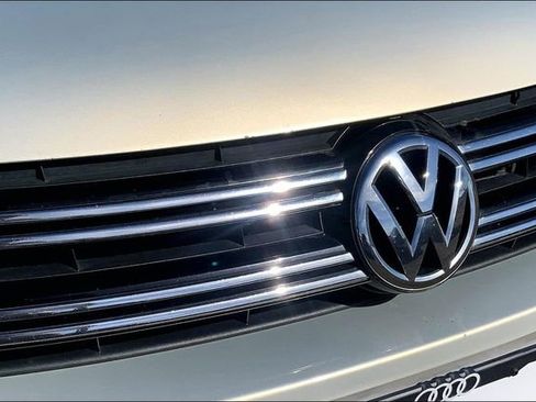 Used 2012 Volkswagen Tiguan SE image 30