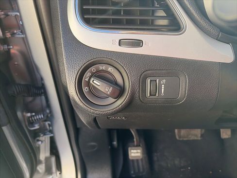 Used 2019 Dodge Journey SE image 16