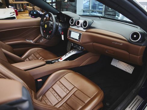 Used 2016 Ferrari California T image 41