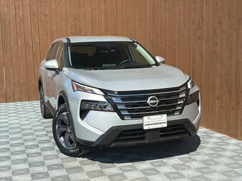 Used 2025 Nissan Rogue SV image 8