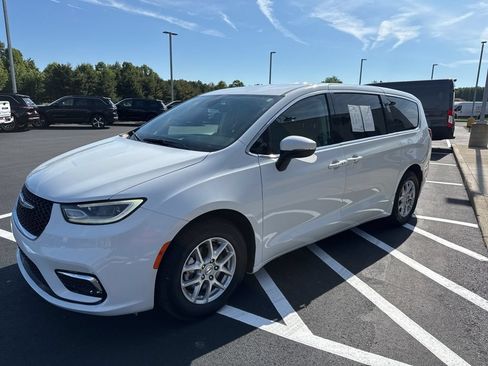 Used 2023 Chrysler Pacifica Touring-L FWD image 4