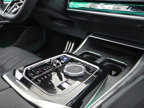 Used 2023 BMW i7 xDrive60 image 30