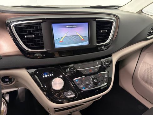 Used 2023 Chrysler Voyager LX FWD image 16