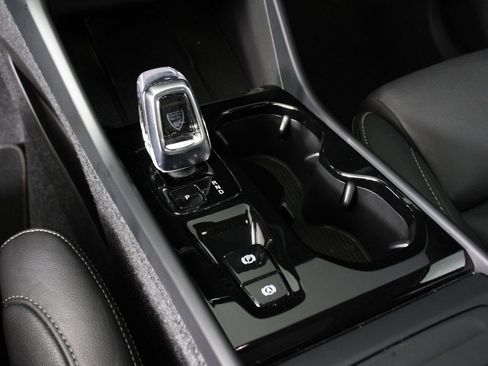 Certified 2025 Volvo XC40 B5 Plus image 15