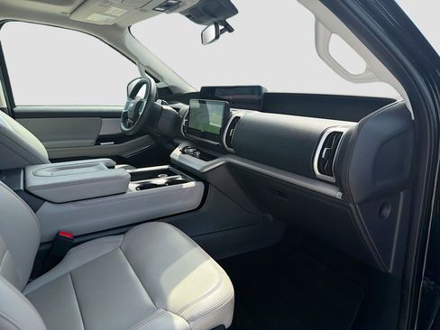 Certified 2025 Ford Expedition Active image 37