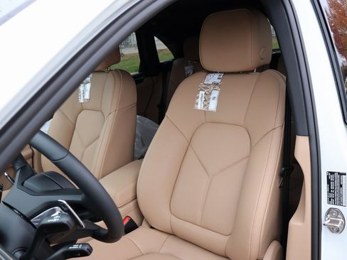 New 2026 Porsche Macan image 5