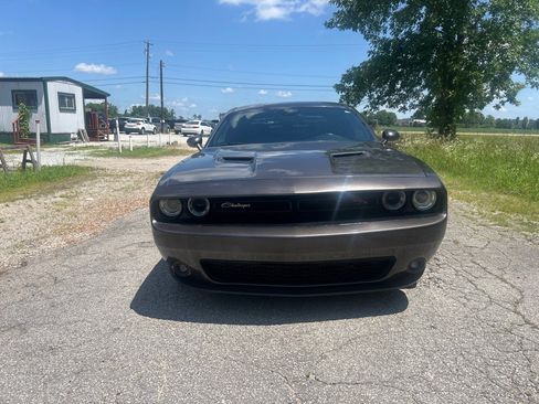 Used 2015 Dodge Challenger SXT RWD image 2