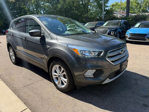 Used 2019 Ford Escape SE FWD image 4
