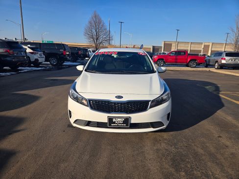 Used 2017 Kia Forte S image 2