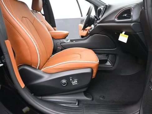 New 2026 Chrysler Pacifica Pinnacle image 18