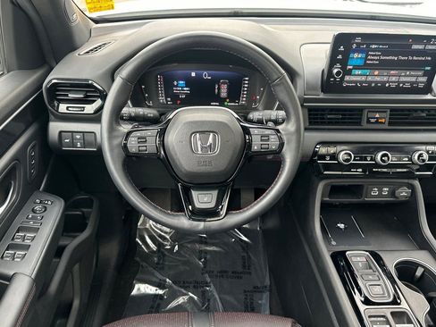 Used 2025 Honda Pilot Black Edition image 17