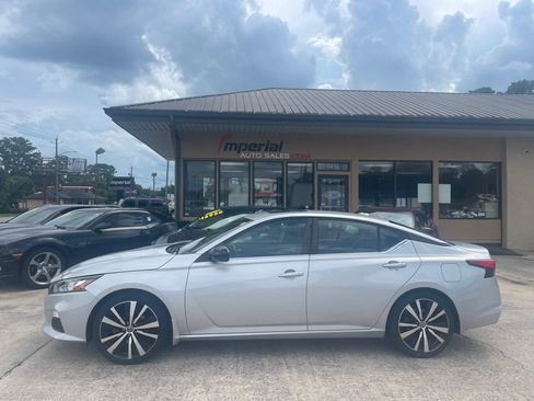 Used 2020 Nissan Altima 2.5 SR w/ Premium Package FWD image 2