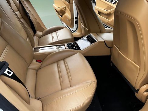 Used 2018 Porsche Panamera image 26